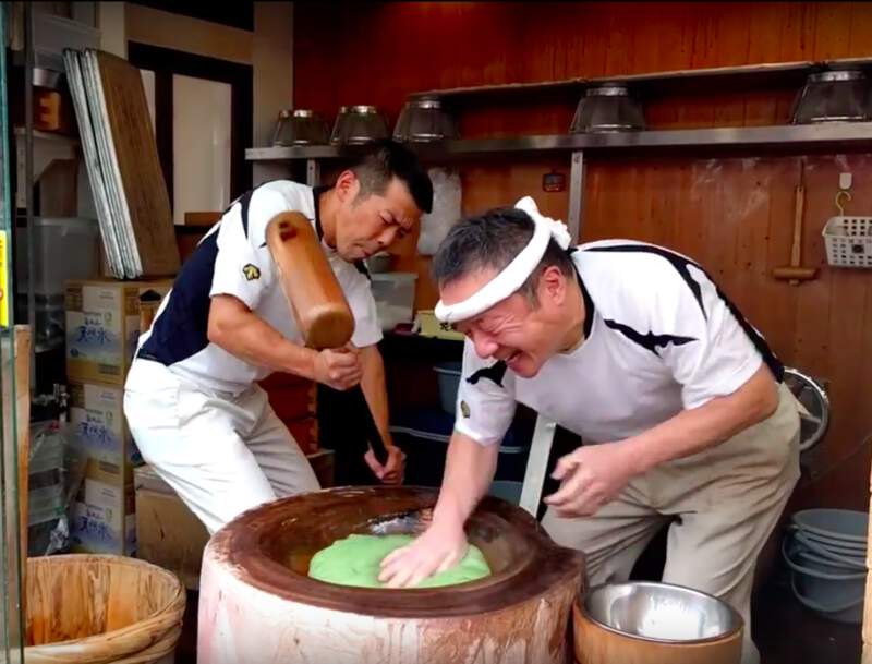Fabrication traditionnelle du mochi à la boutique Nakatanidou de Nara